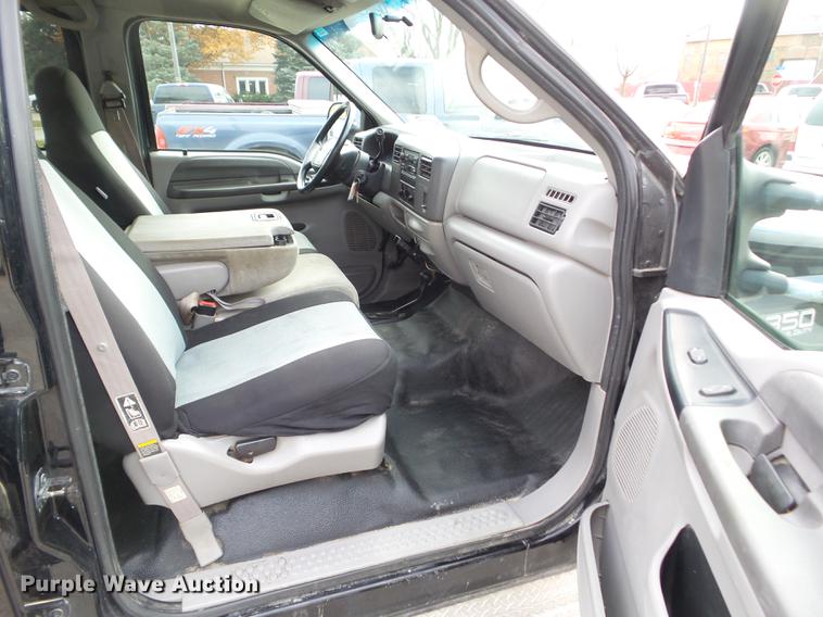 image for item L5723 2000 Ford F350 Super Duty Crew Cab pickup truck