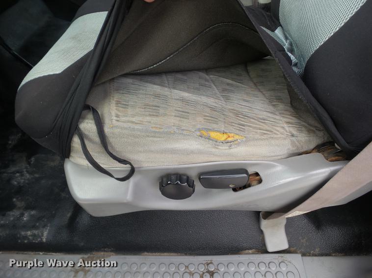 image for item L5723 2000 Ford F350 Super Duty Crew Cab pickup truck