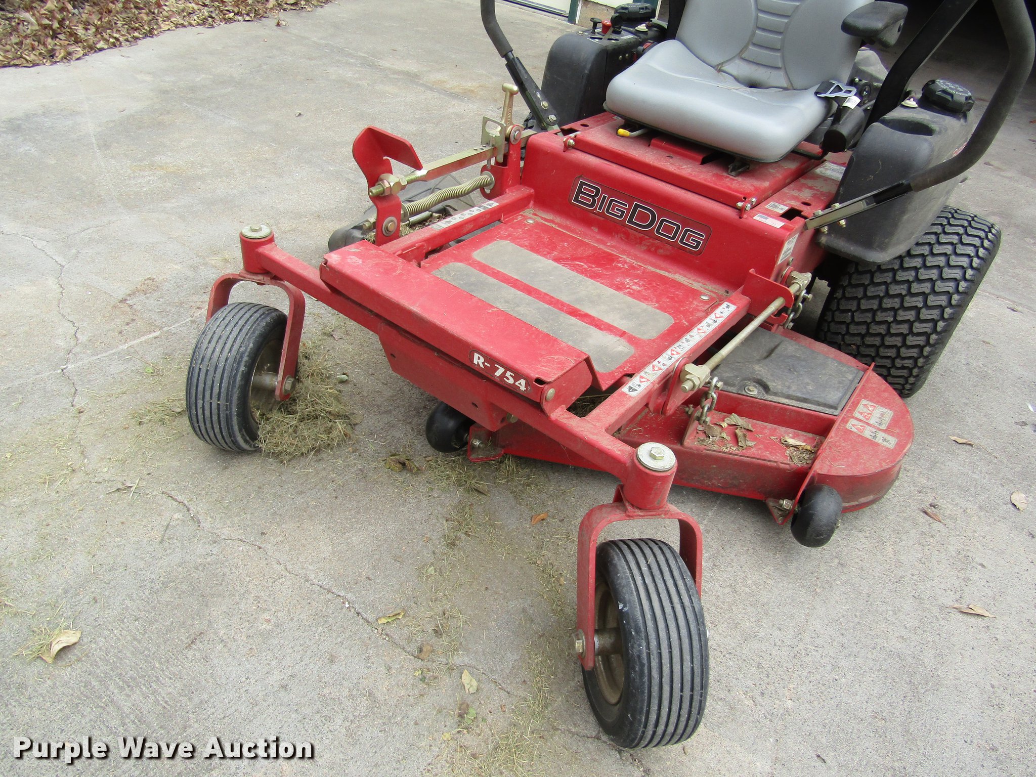 Big Dog R754 ZTR lawn mower in Hays, KS Item DB4908 sold Purple Wave