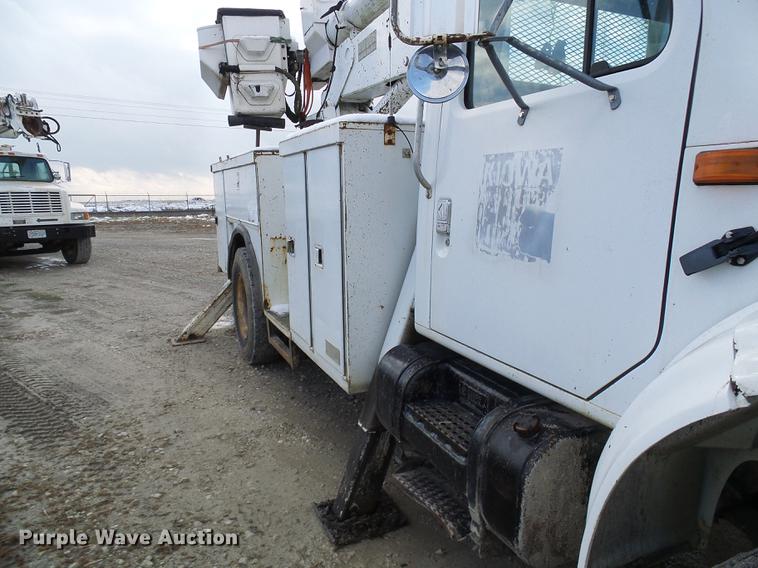 image for item DB2057 1993 International 4900 bucket truck