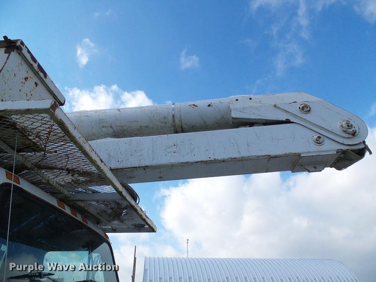 image for item DB2057 1993 International 4900 bucket truck
