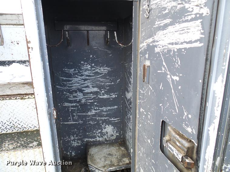 image for item DB2057 1993 International 4900 bucket truck