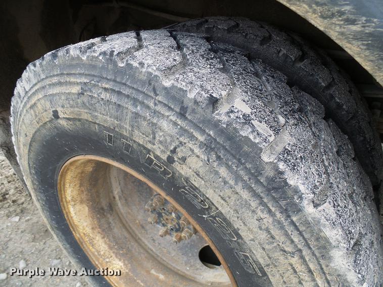 image for item DB2057 1993 International 4900 bucket truck