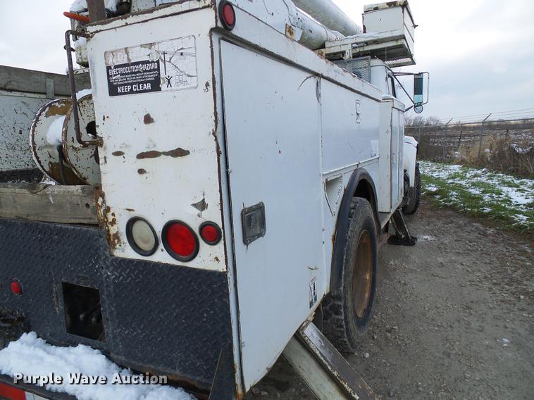 image for item DB2057 1993 International 4900 bucket truck