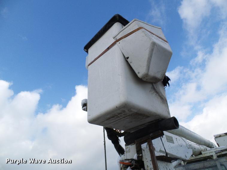 image for item DB2057 1993 International 4900 bucket truck