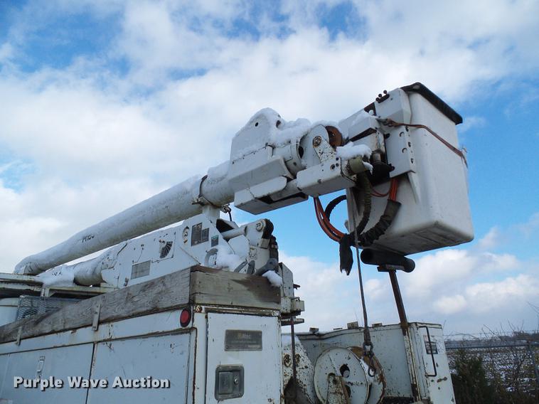 image for item DB2057 1993 International 4900 bucket truck