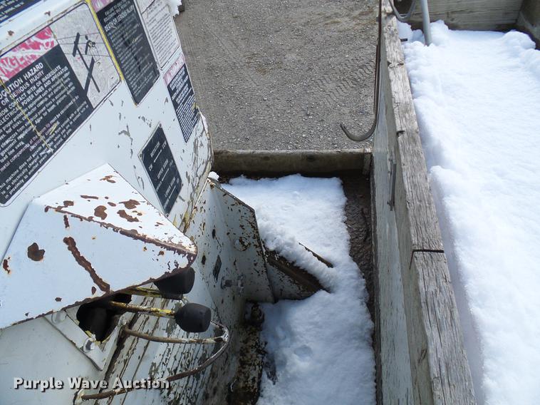 image for item DB2057 1993 International 4900 bucket truck