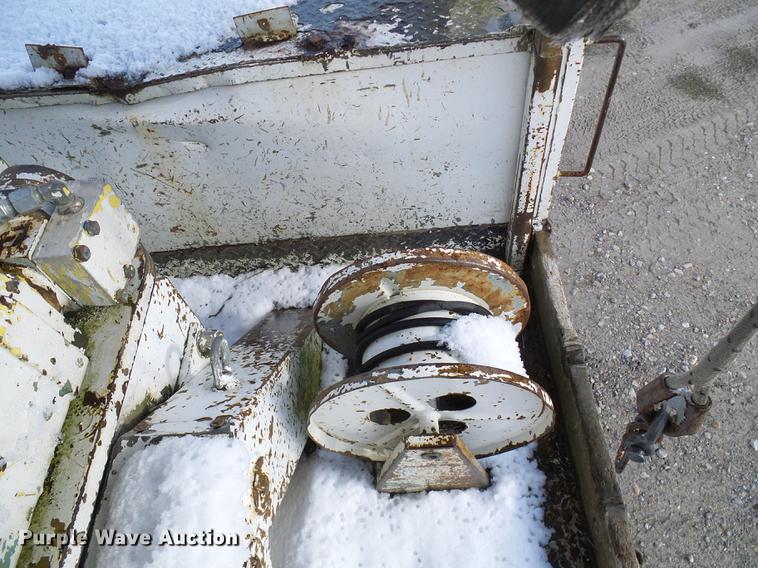 image for item DB2057 1993 International 4900 bucket truck