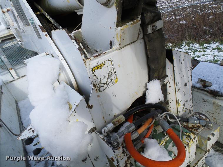 image for item DB2057 1993 International 4900 bucket truck