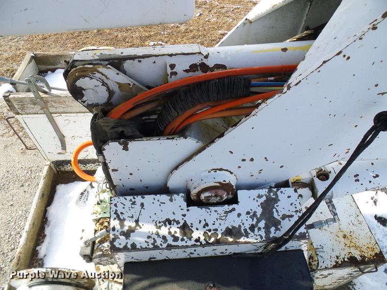 image for item DB2057 1993 International 4900 bucket truck