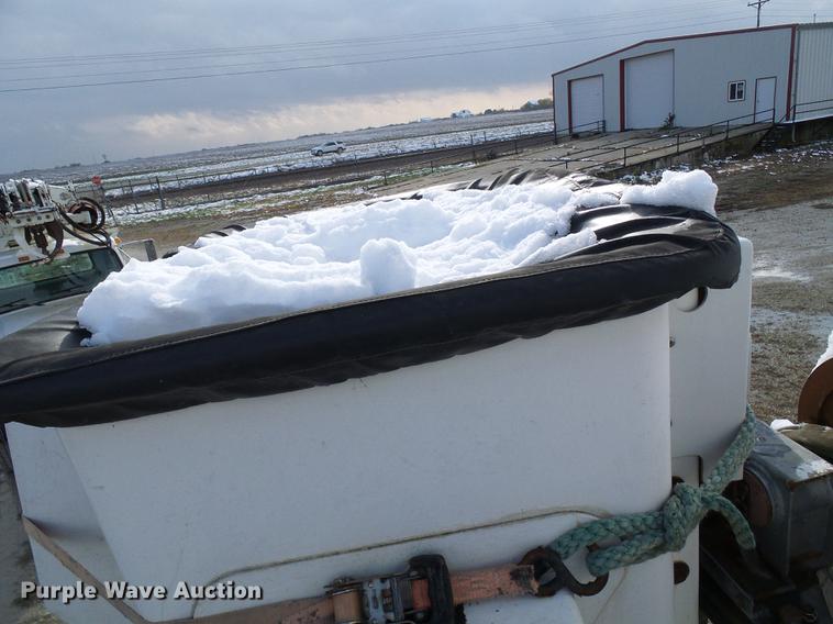 image for item DB2057 1993 International 4900 bucket truck