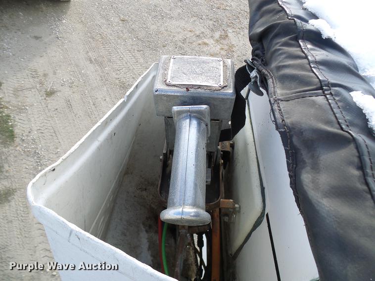 image for item DB2057 1993 International 4900 bucket truck