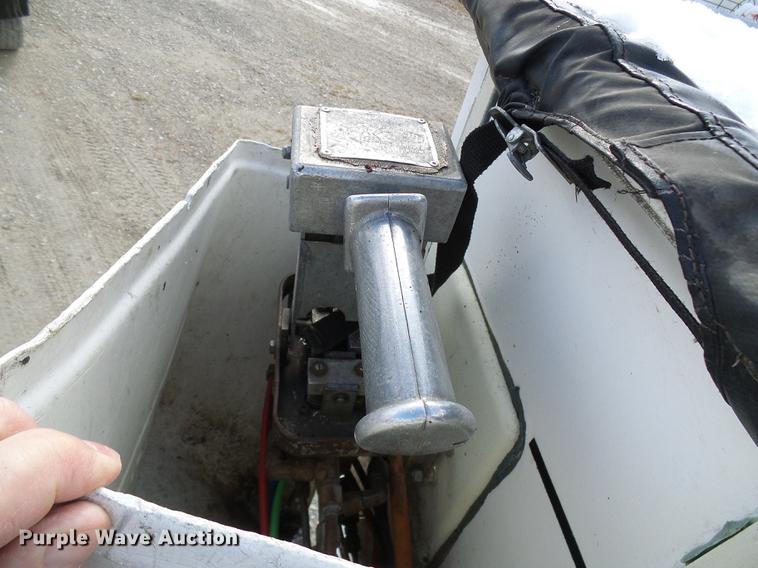 image for item DB2057 1993 International 4900 bucket truck