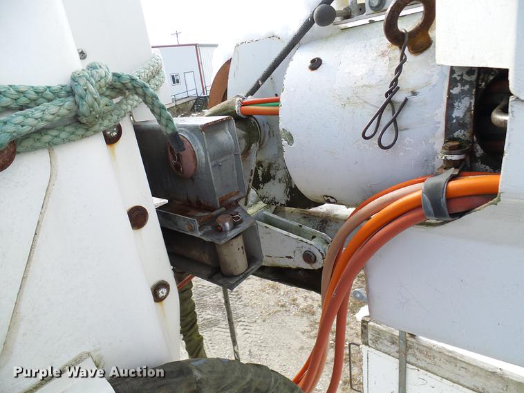 image for item DB2057 1993 International 4900 bucket truck