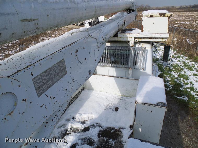 image for item DB2057 1993 International 4900 bucket truck