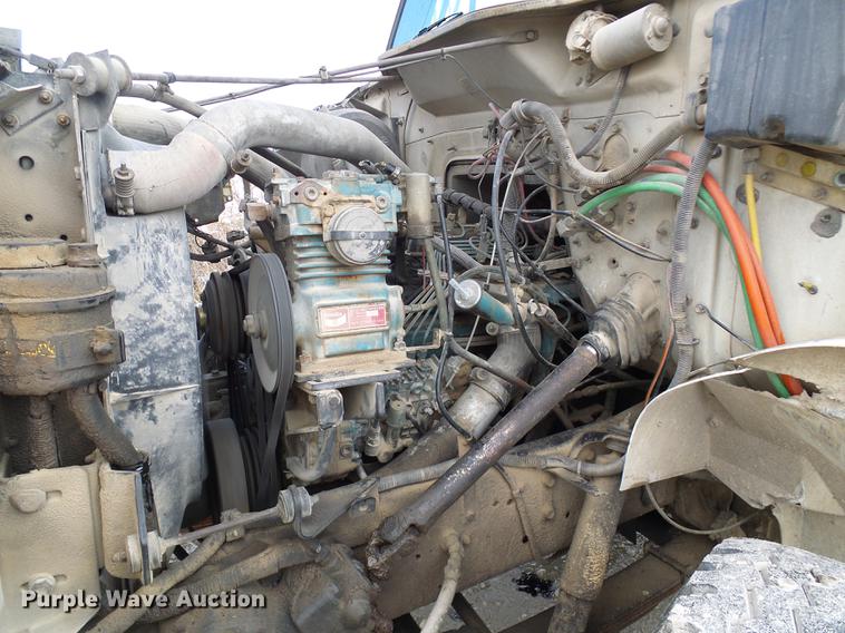 image for item DB2057 1993 International 4900 bucket truck