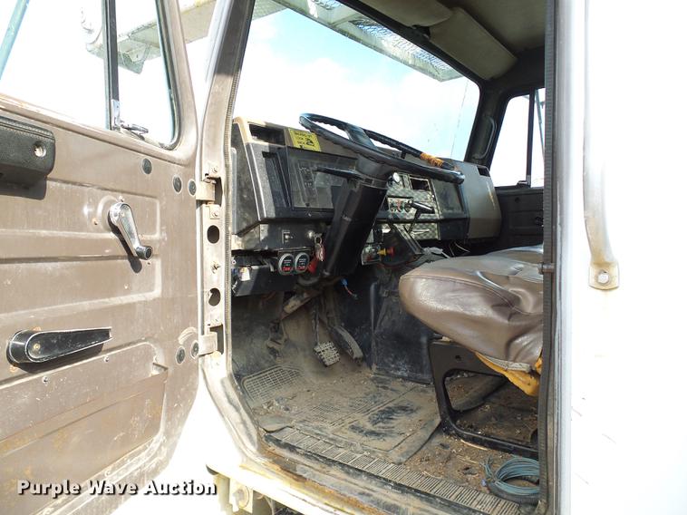 image for item DB2057 1993 International 4900 bucket truck