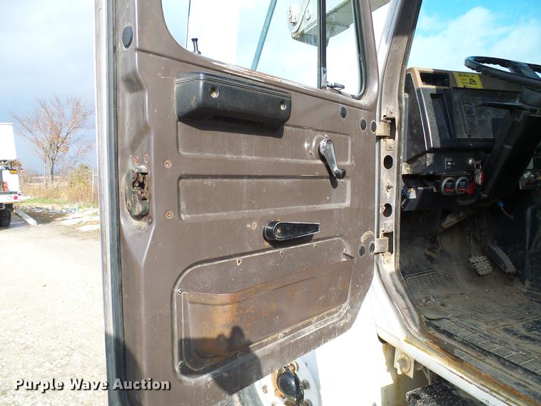 image for item DB2057 1993 International 4900 bucket truck