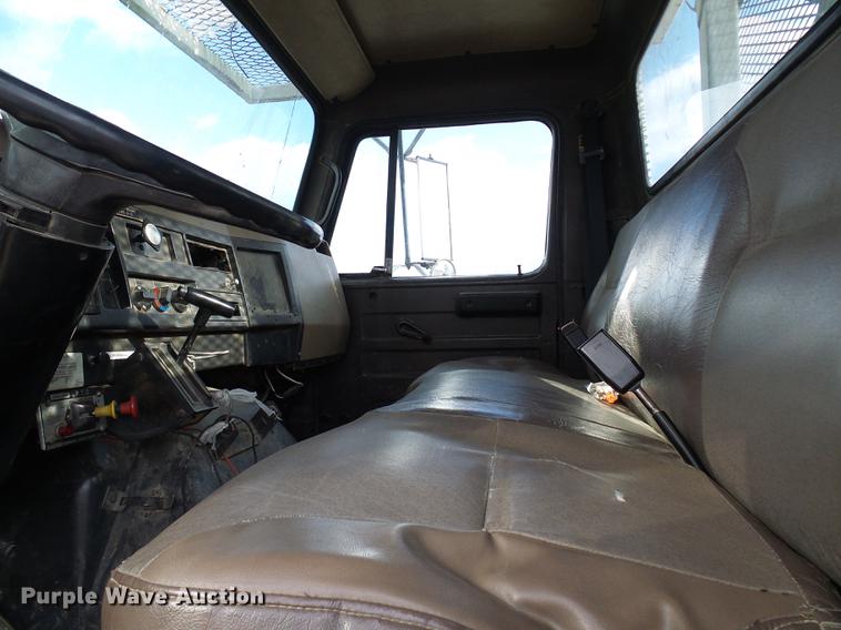 image for item DB2057 1993 International 4900 bucket truck