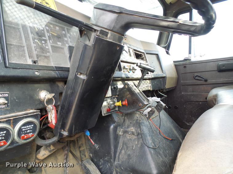 image for item DB2057 1993 International 4900 bucket truck