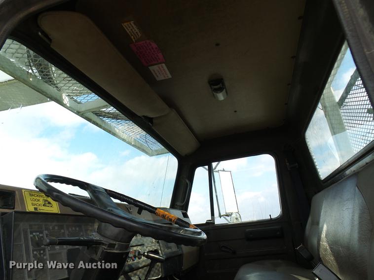 image for item DB2057 1993 International 4900 bucket truck