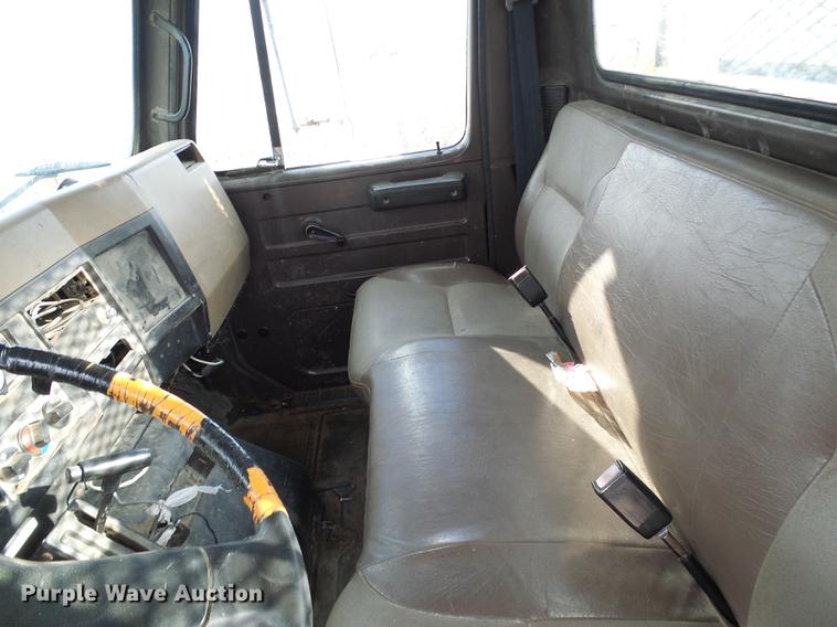 image for item DB2057 1993 International 4900 bucket truck