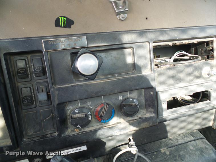 image for item DB2057 1993 International 4900 bucket truck