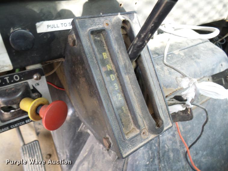 image for item DB2057 1993 International 4900 bucket truck