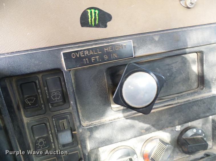 image for item DB2057 1993 International 4900 bucket truck