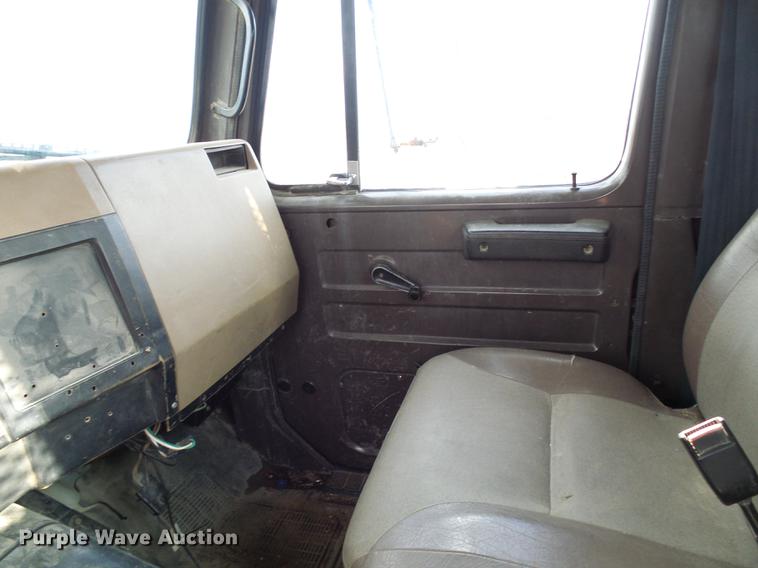 image for item DB2057 1993 International 4900 bucket truck