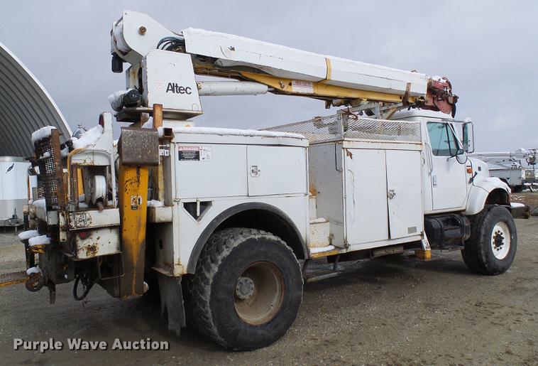 image for item DB2058 1995 International 4800 digger derrick truck