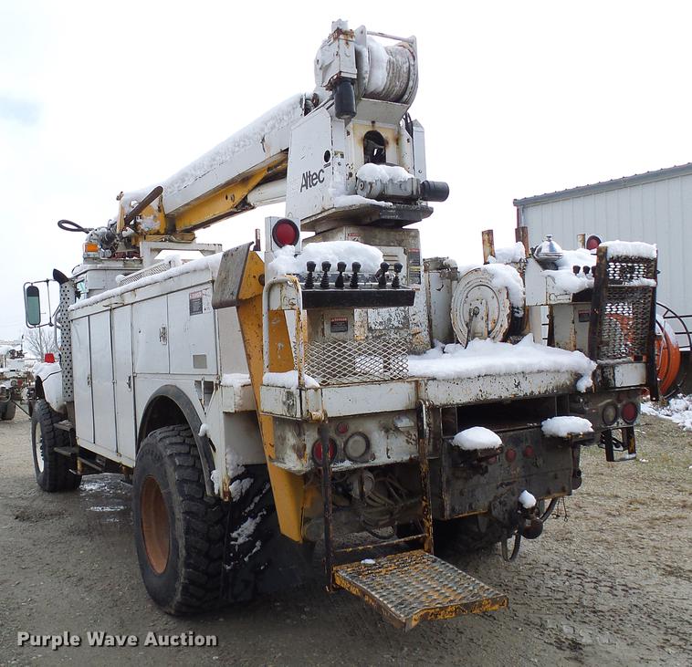 image for item DB2058 1995 International 4800 digger derrick truck