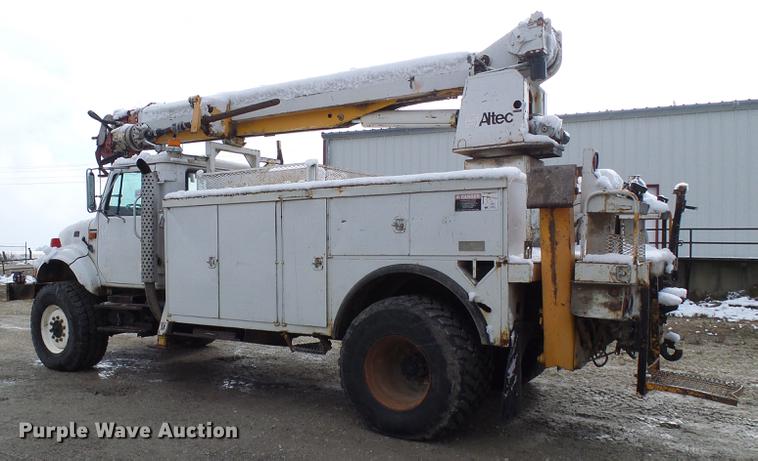 image for item DB2058 1995 International 4800 digger derrick truck
