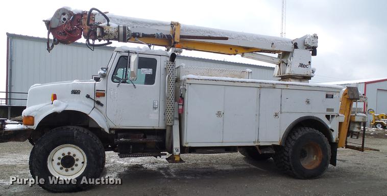 image for item DB2058 1995 International 4800 digger derrick truck