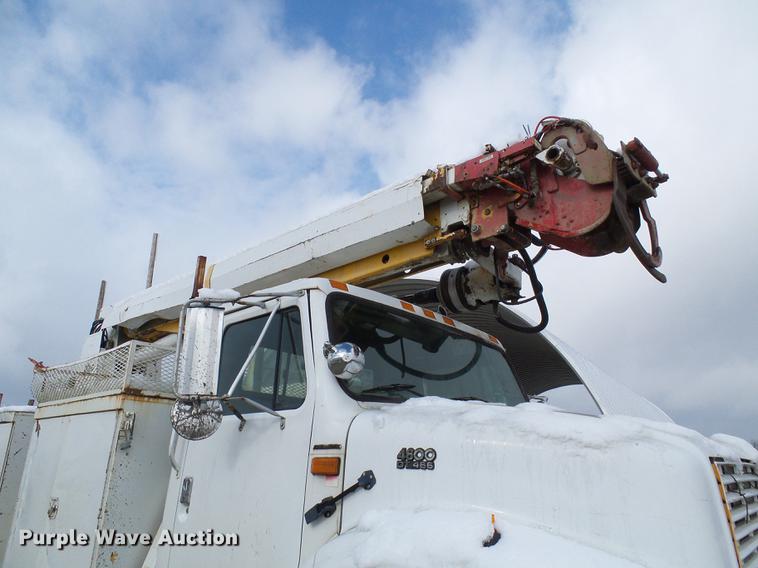 image for item DB2058 1995 International 4800 digger derrick truck