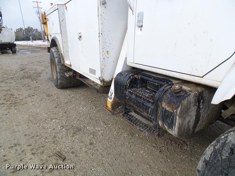 image for item DB2058 1995 International 4800 digger derrick truck