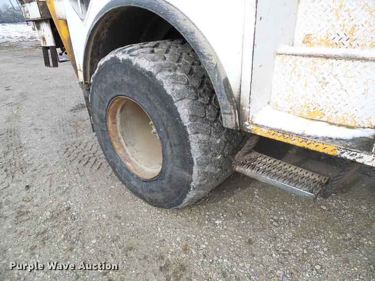 image for item DB2058 1995 International 4800 digger derrick truck