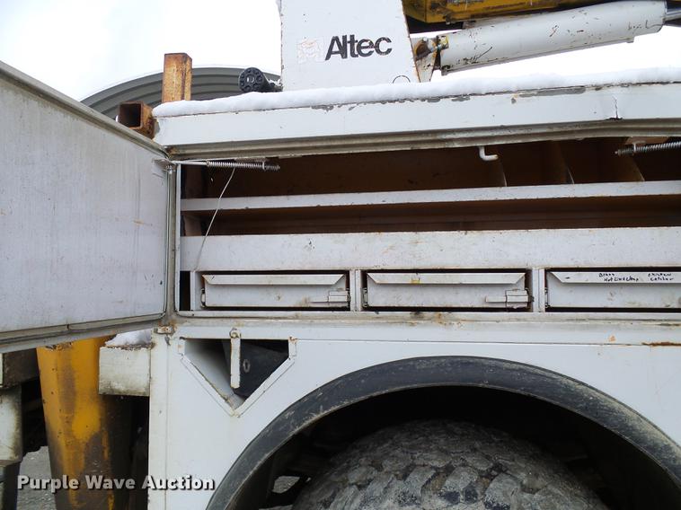 image for item DB2058 1995 International 4800 digger derrick truck