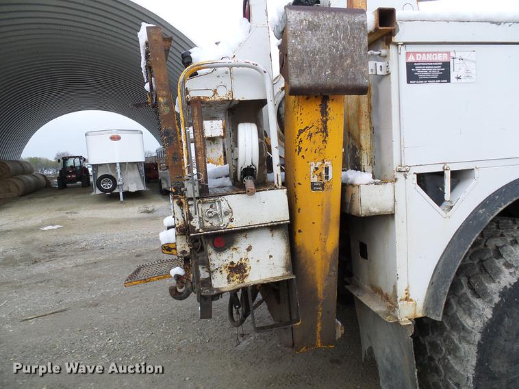 image for item DB2058 1995 International 4800 digger derrick truck