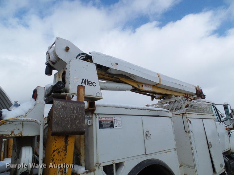 image for item DB2058 1995 International 4800 digger derrick truck