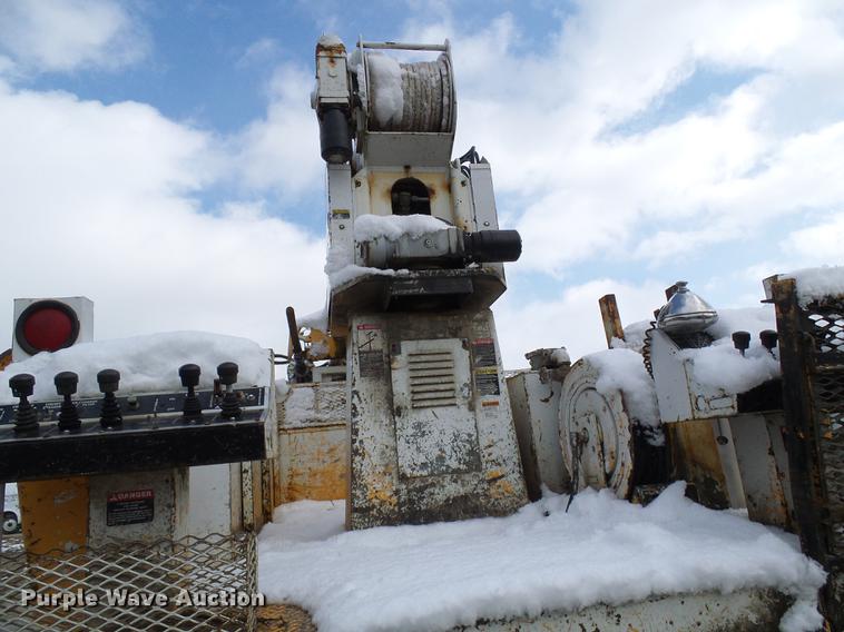 image for item DB2058 1995 International 4800 digger derrick truck