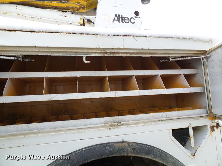 image for item DB2058 1995 International 4800 digger derrick truck