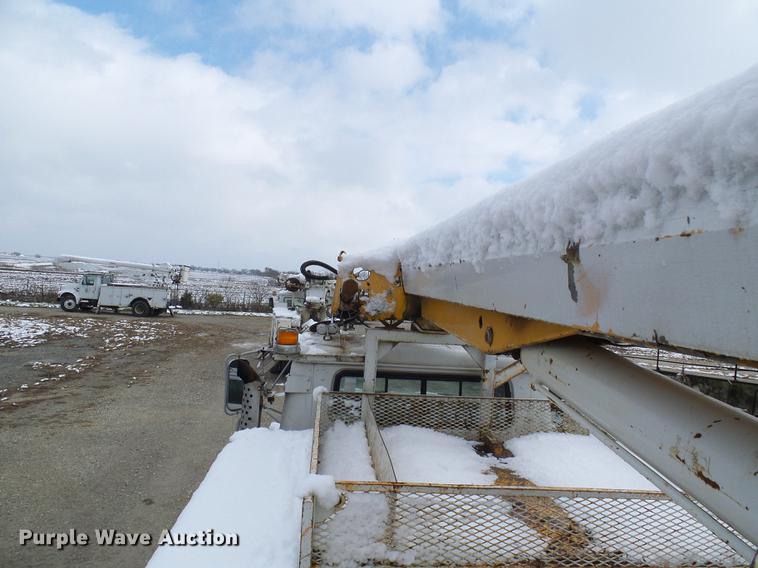 image for item DB2058 1995 International 4800 digger derrick truck