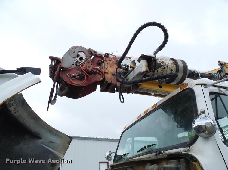 image for item DB2058 1995 International 4800 digger derrick truck