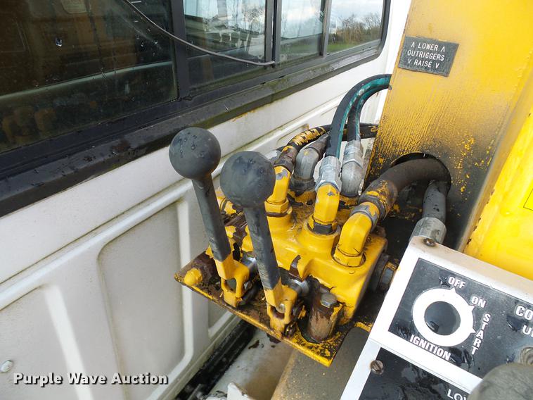 image for item DB2062 1989 Ford F800 digger derrick truck