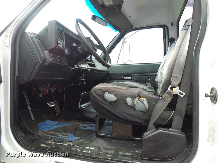 image for item DB2064 2002 Chevrolet C6500 utility truck