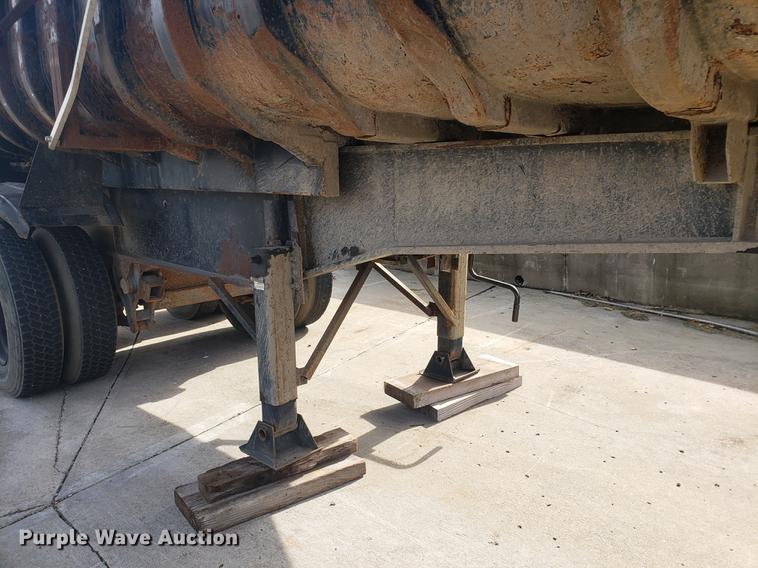 image for item DB9422 1986 Fruehauf end dump trailer
