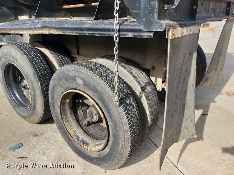 image for item DB9422 1986 Fruehauf end dump trailer