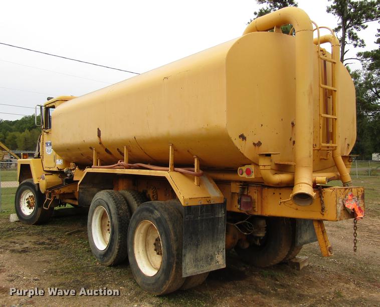 image for item DC0047 1979 International Paystar F5070 tank truck