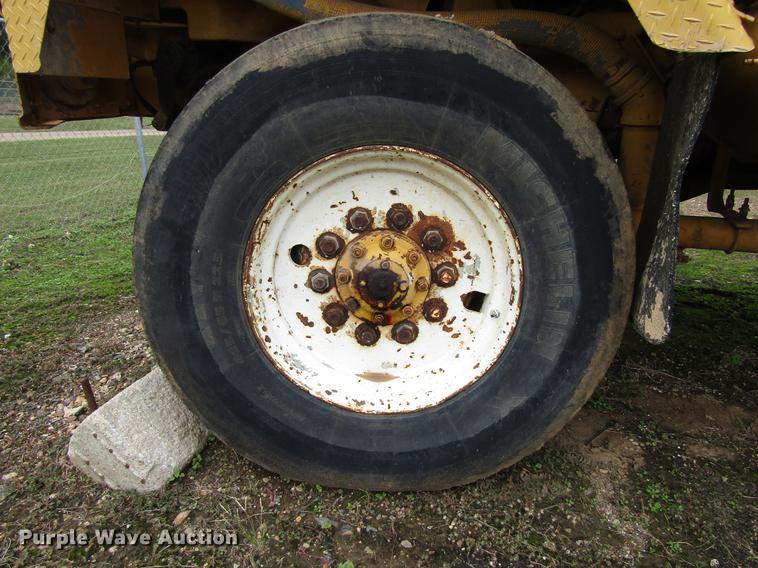 image for item DC0047 1979 International Paystar F5070 tank truck